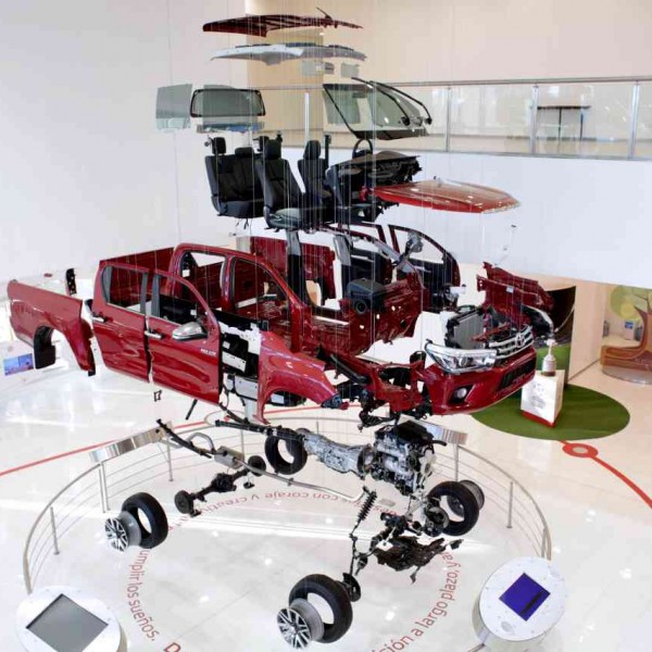 Exhibición Hilux despiezada en Toyota Visitor Center Zárate