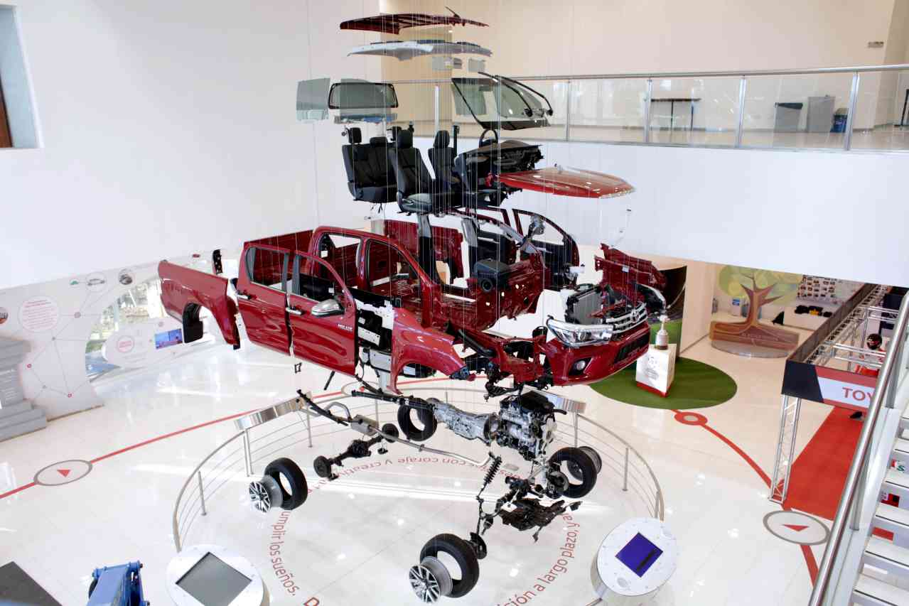 Exhibición Hilux despiezada en Toyota Visitor Center Zárate