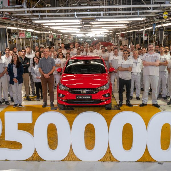 Stellantis alcanzó la producción de 250.000 Fiat Cronos e incorpora un nuevo turno productivo