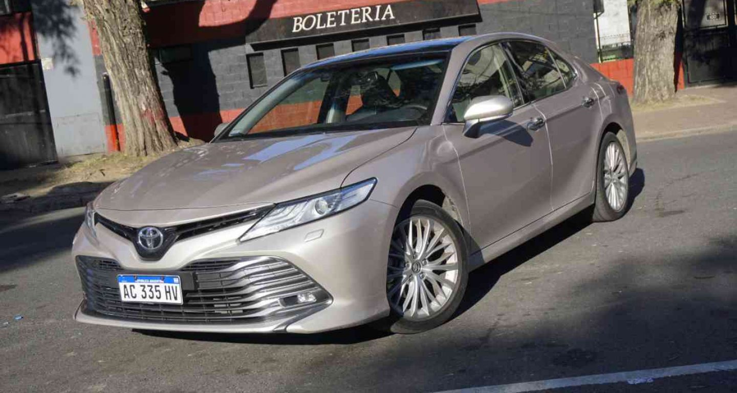 REVIEW TOYOTA CAMRY