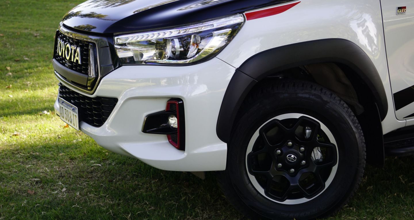 REVIEW TOYOTA HILUX GRS