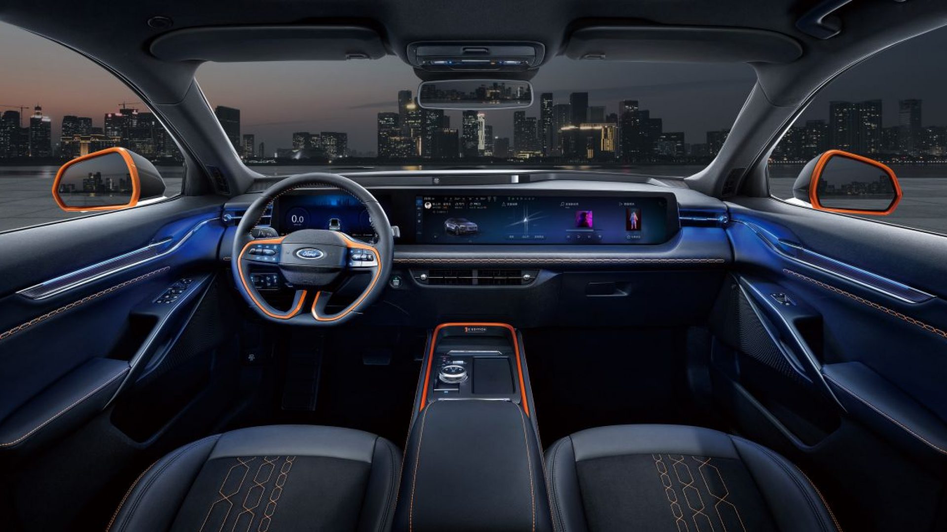 福特EVOS智能座舱的核心：横贯前舱整体宽度超过110厘米长的超广域巨幅屏